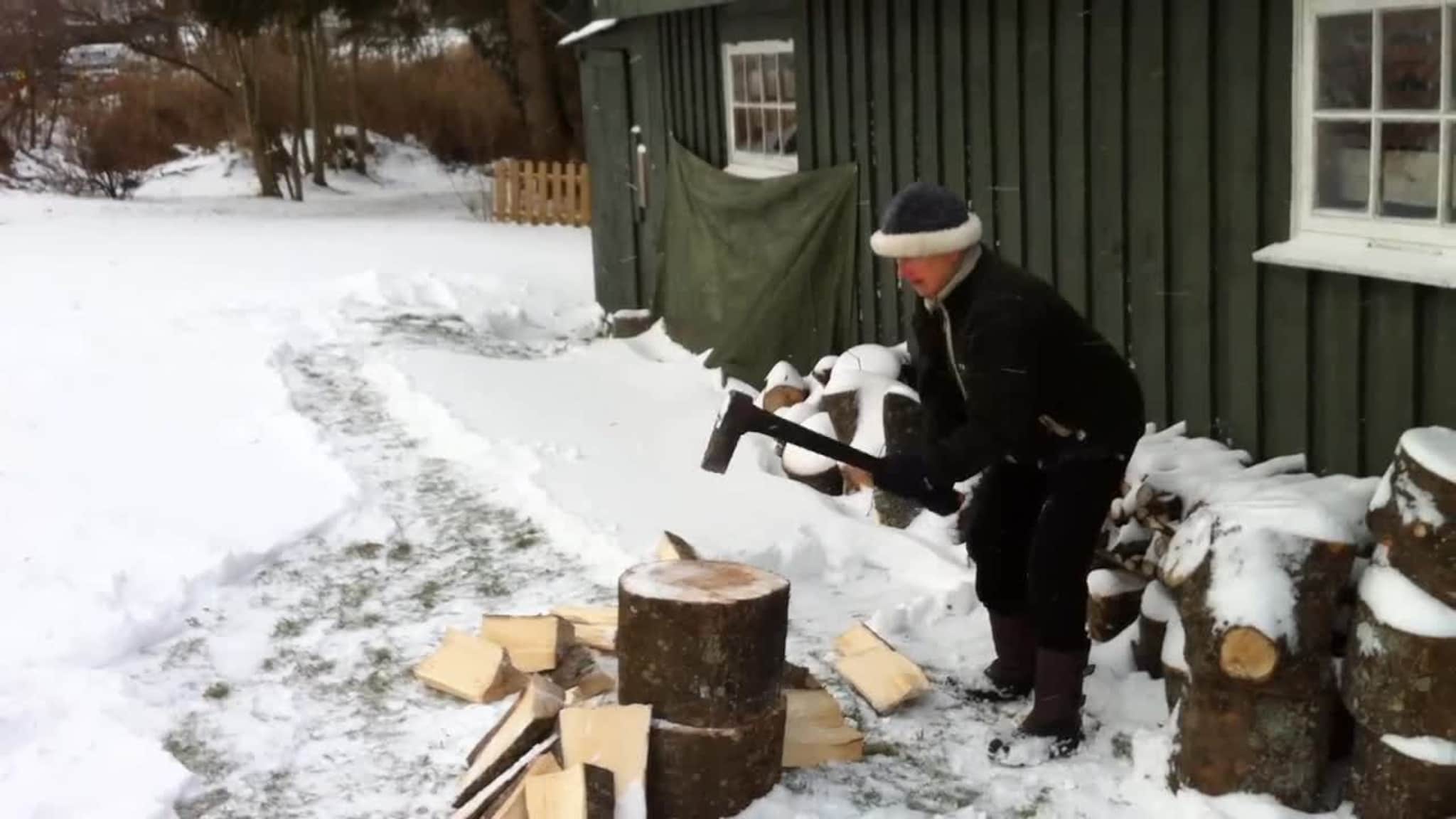 Se 87 år gamle Gudrun kløyve ved