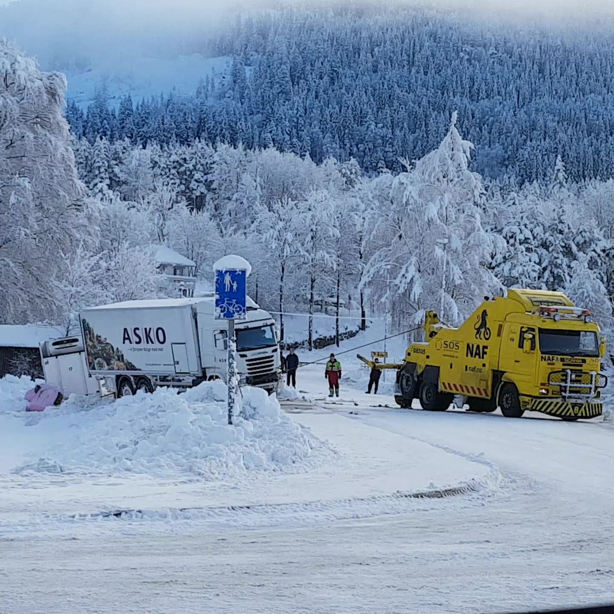 Lastebil veltet over sykkelsti