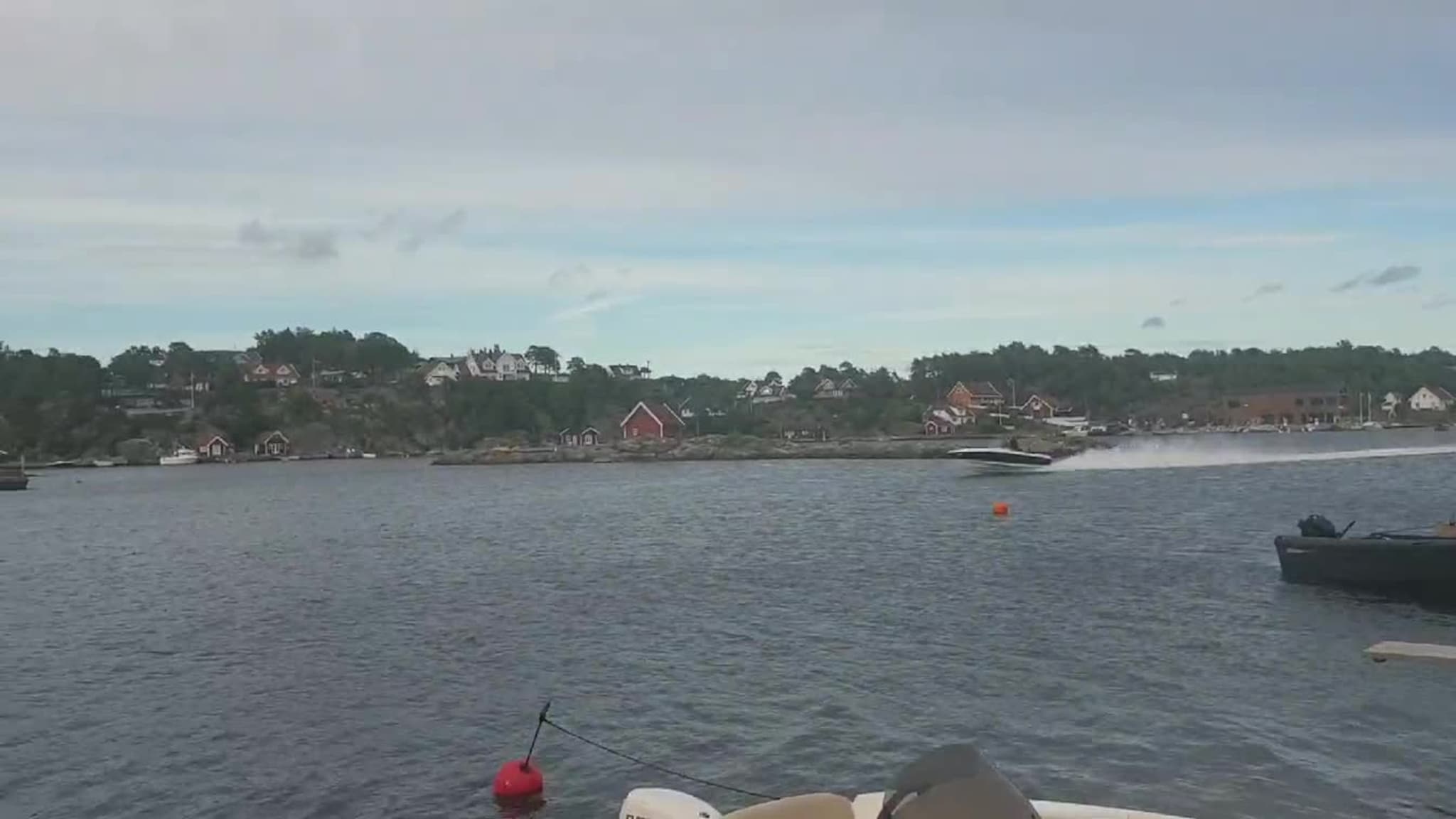 Her kommer båten i full fart