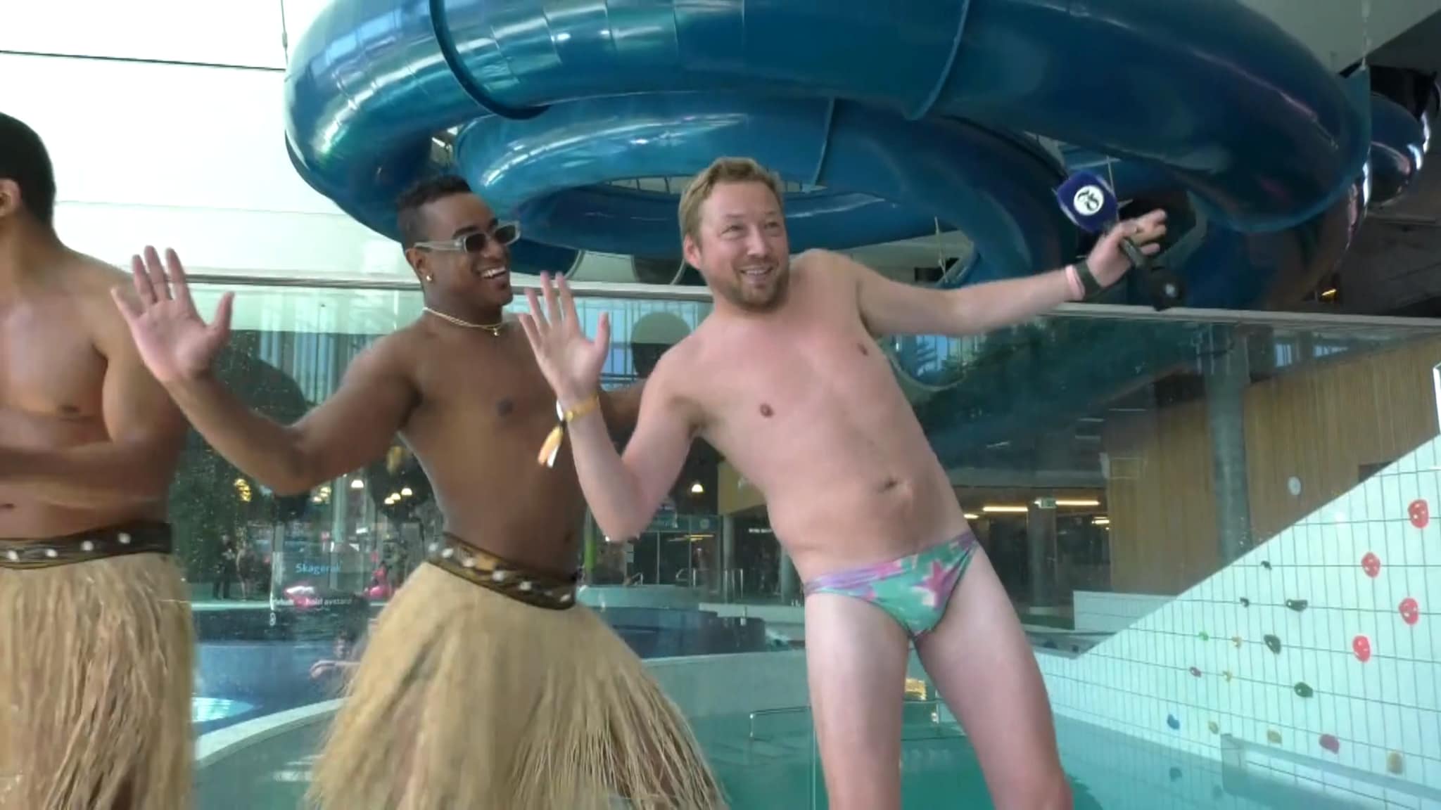 Jim sjekket stemningen på pool-partyet