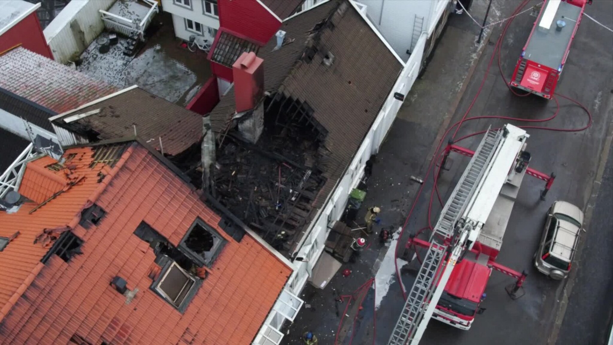 Dronevideo fra brannen i Posebyen i dagslys