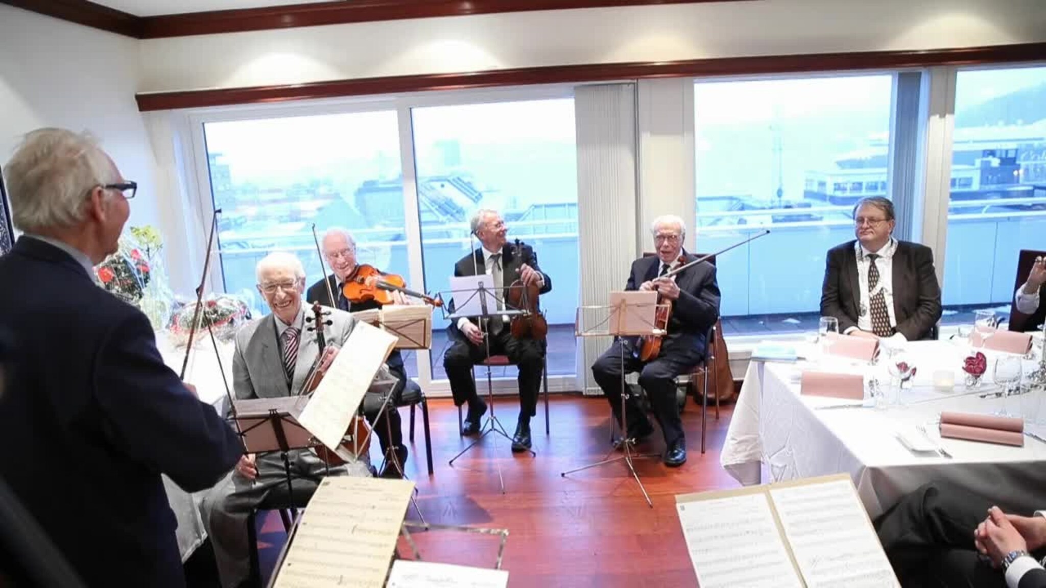 100-åring spiller fiolin