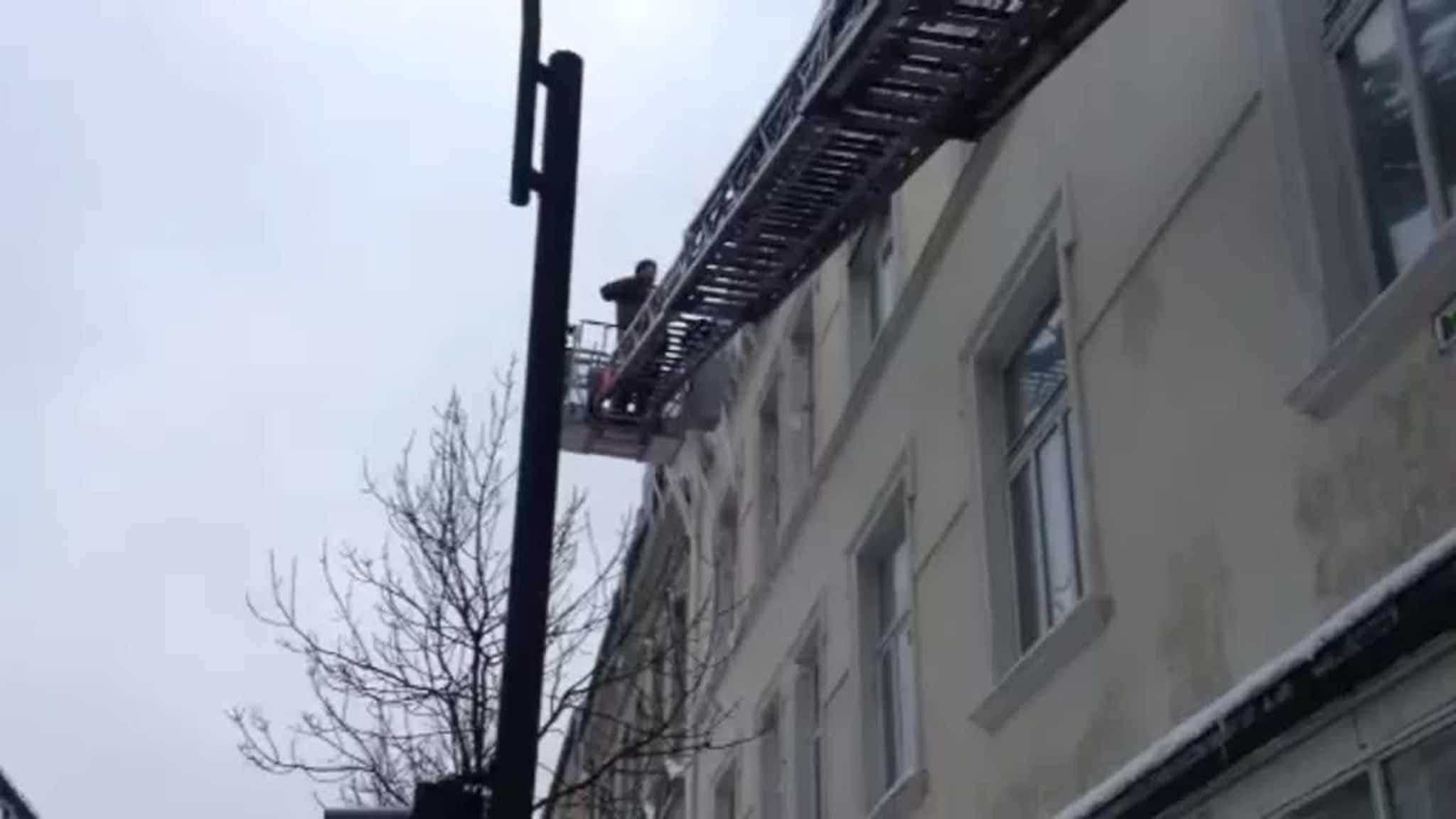 Her fjerner de farlige istapper fra hustaka i Kvadraturen