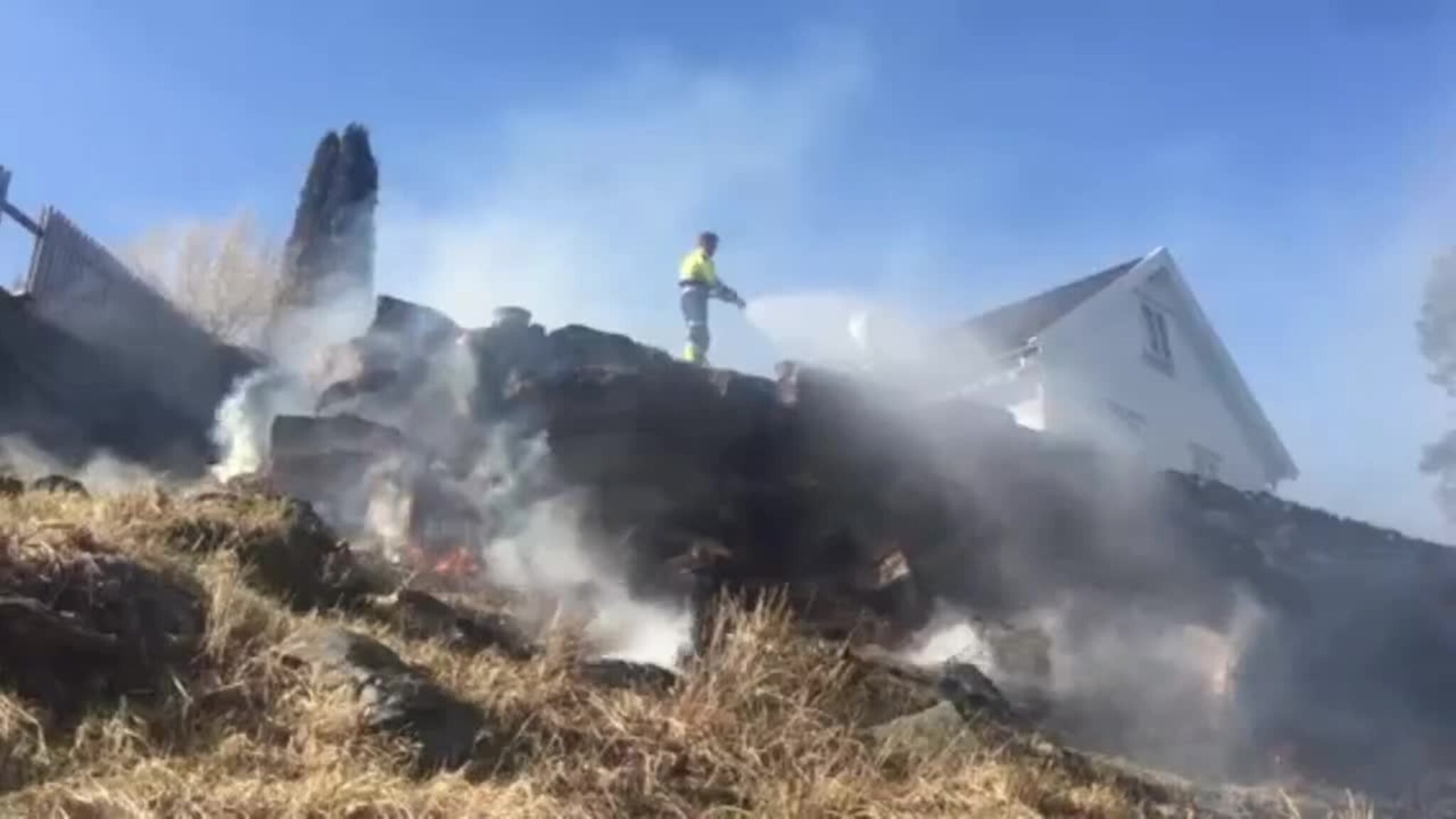 Cirka ett mål svidd vekk i krattbrann
