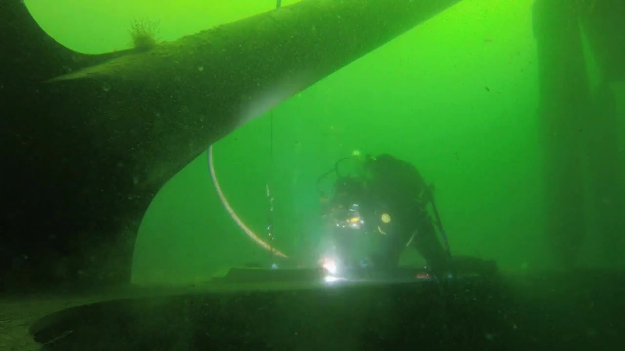 Bli med på jobb 15 meter under vann
