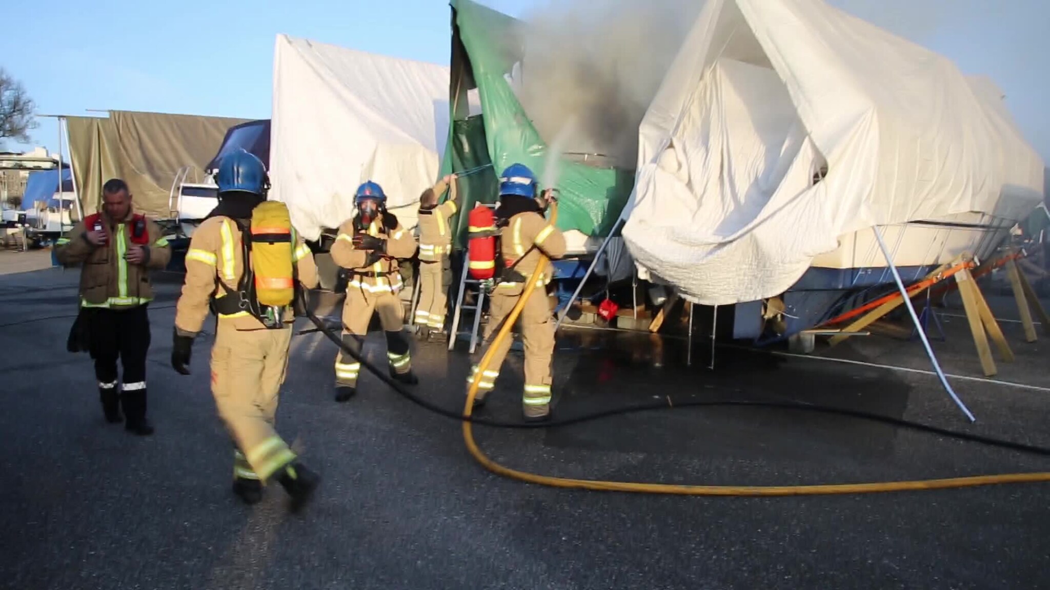 Her brenner det i båten
