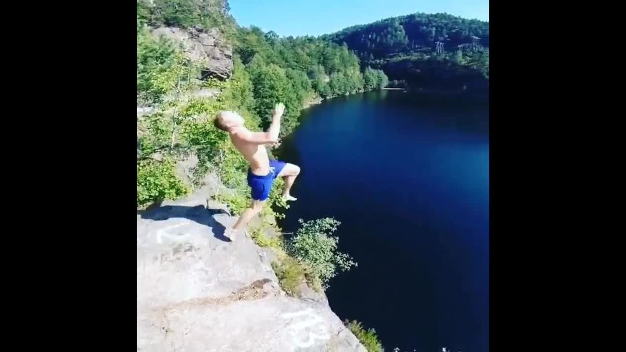 Her tar han selfie og baklengs salto.