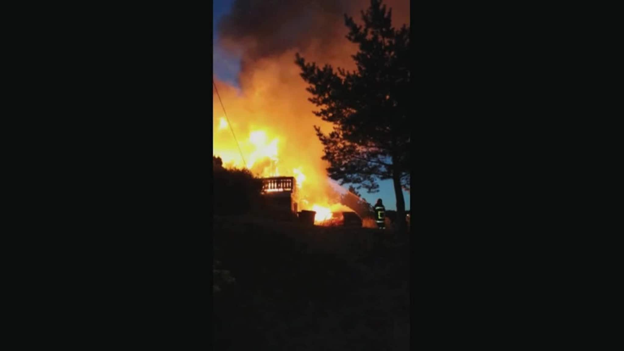 Hus totalskadet i brann