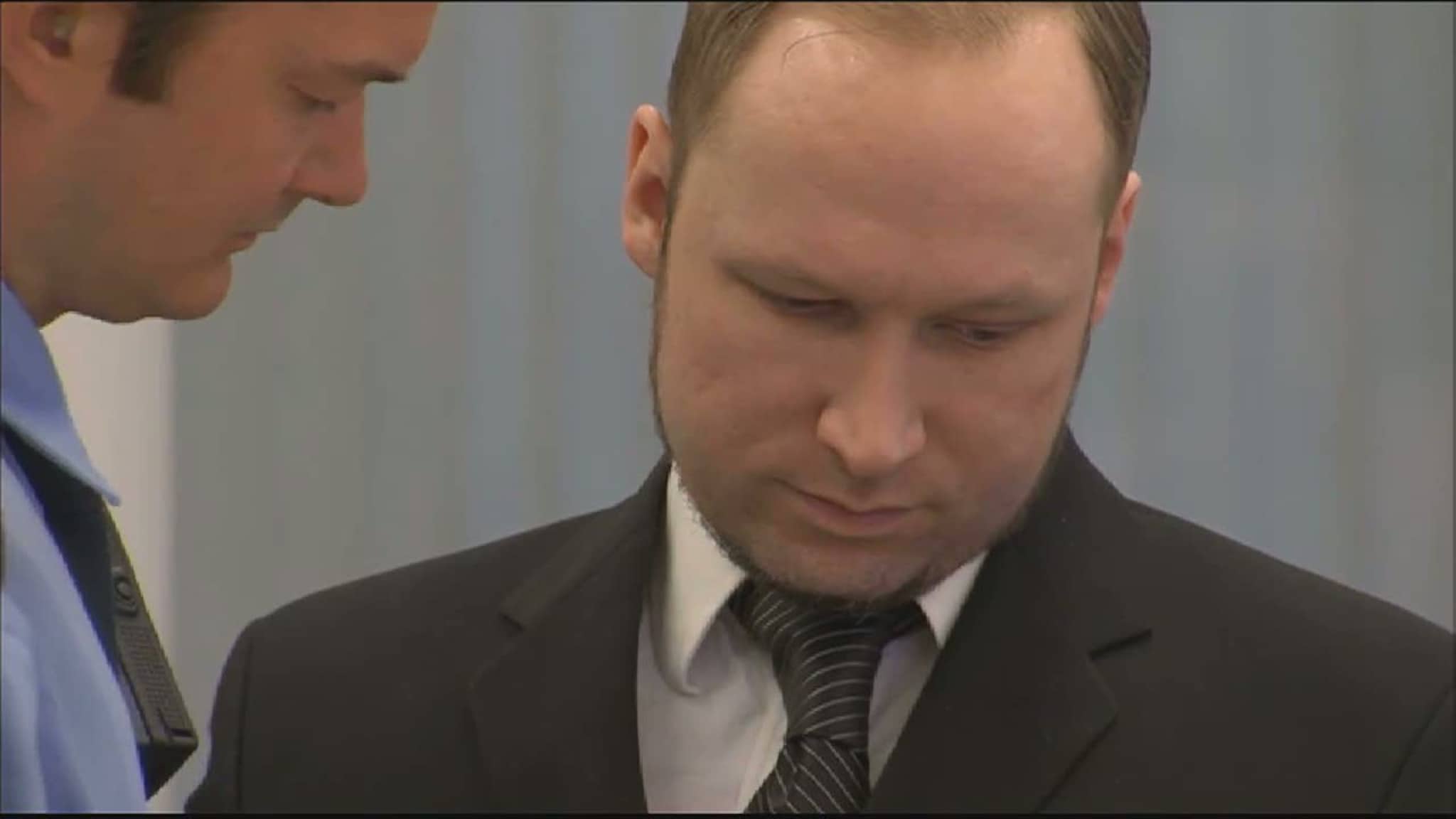 Anders Behring Breivik ankommer retten