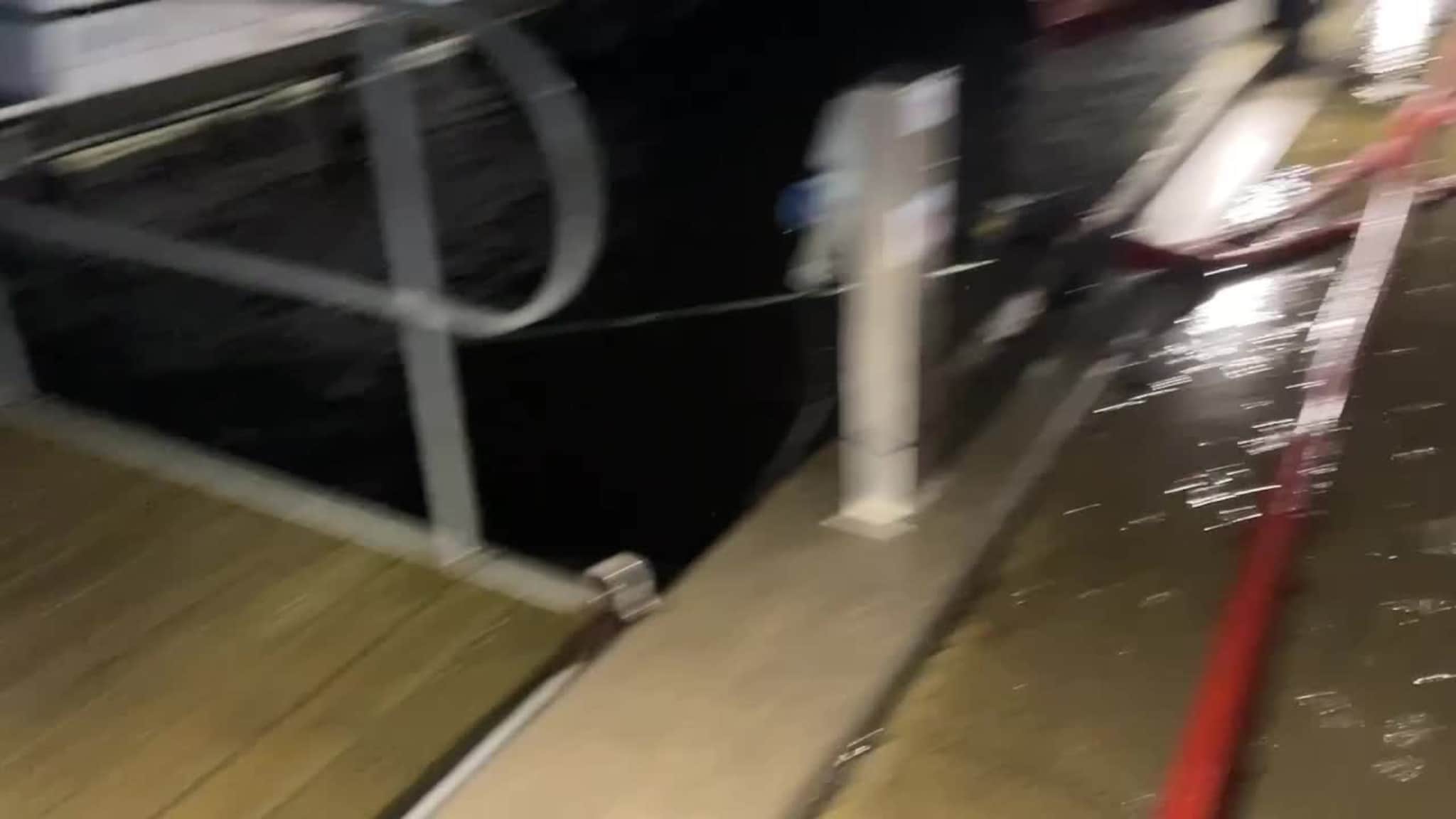 Her pumper de vann ut av yachten