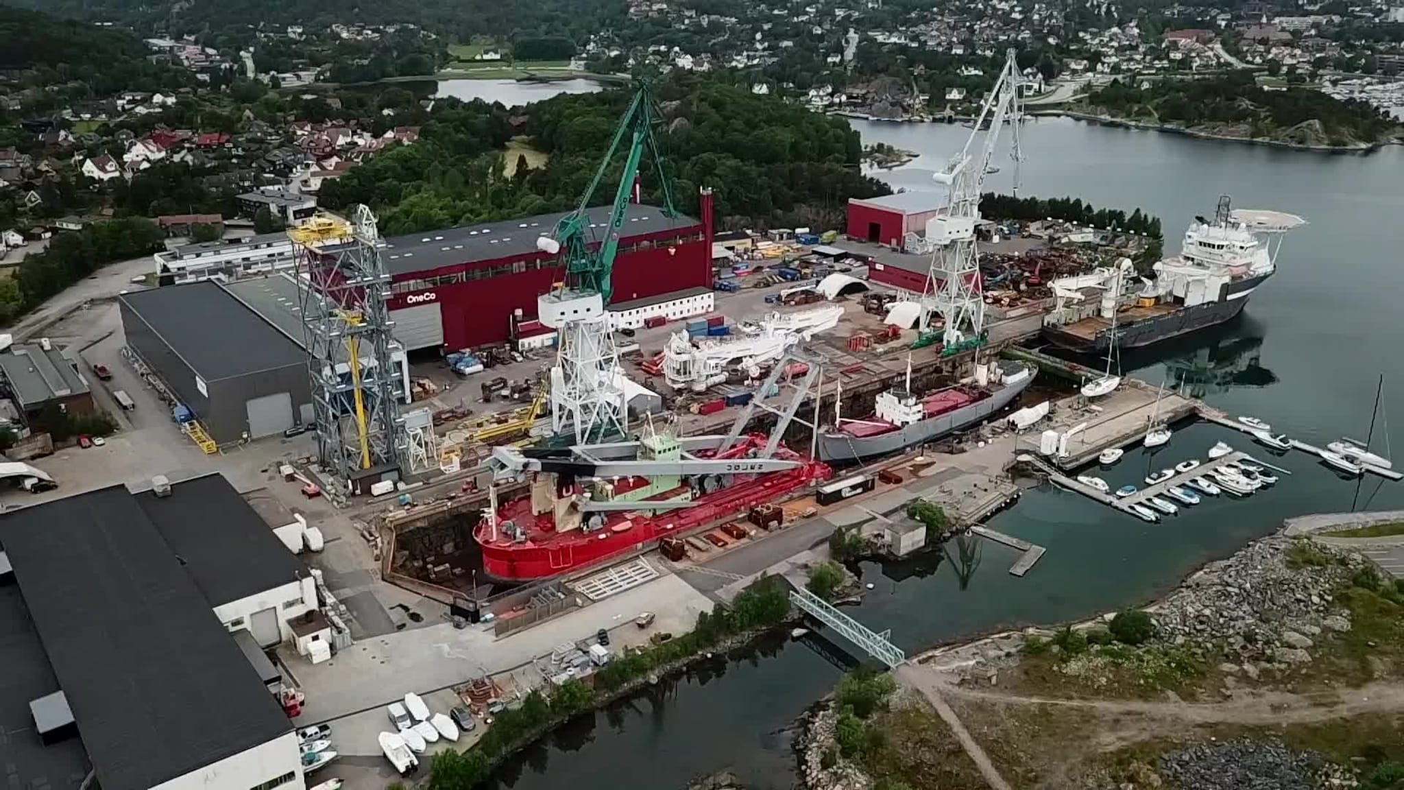kranskipet Uglen og et skip til som ligger i tørrdokka på Andøya