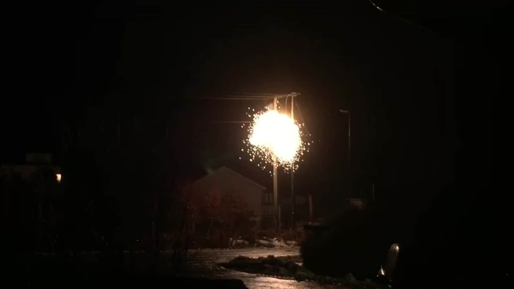 Her smeller det i høytspentmasta