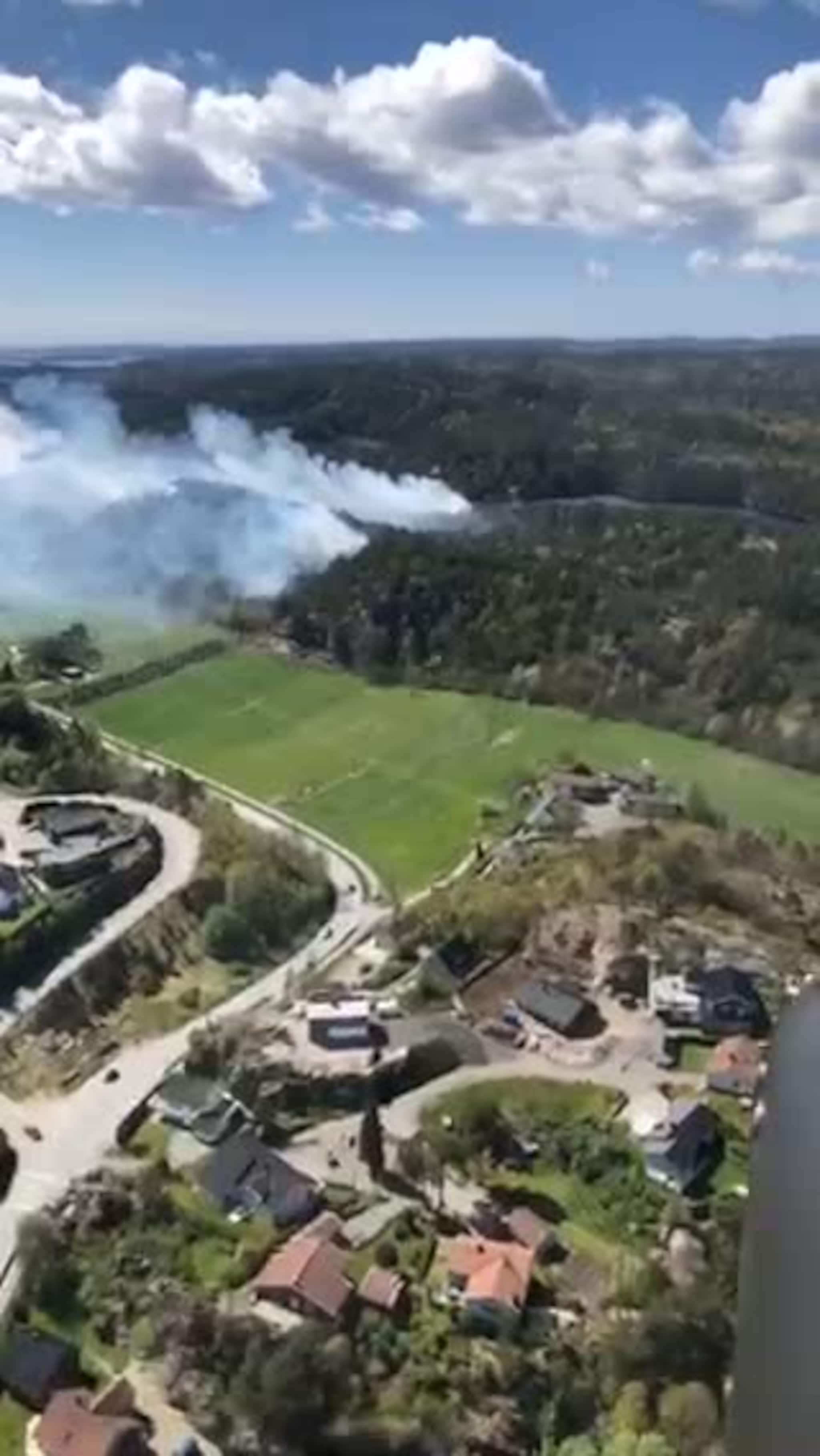 Se helikopterpilotens video fra skogbrannen i Søgne