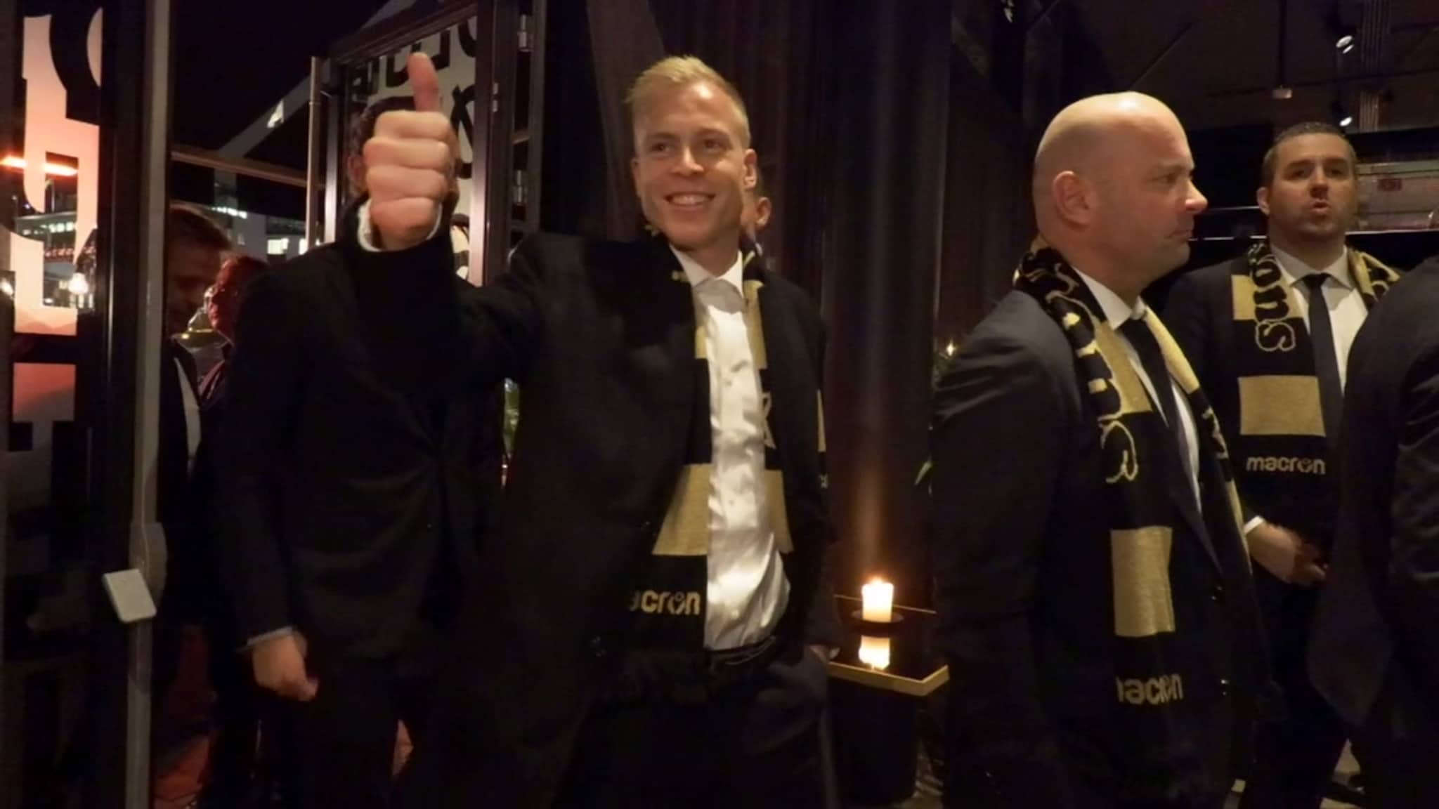 Se Start synge "We are the champions"
