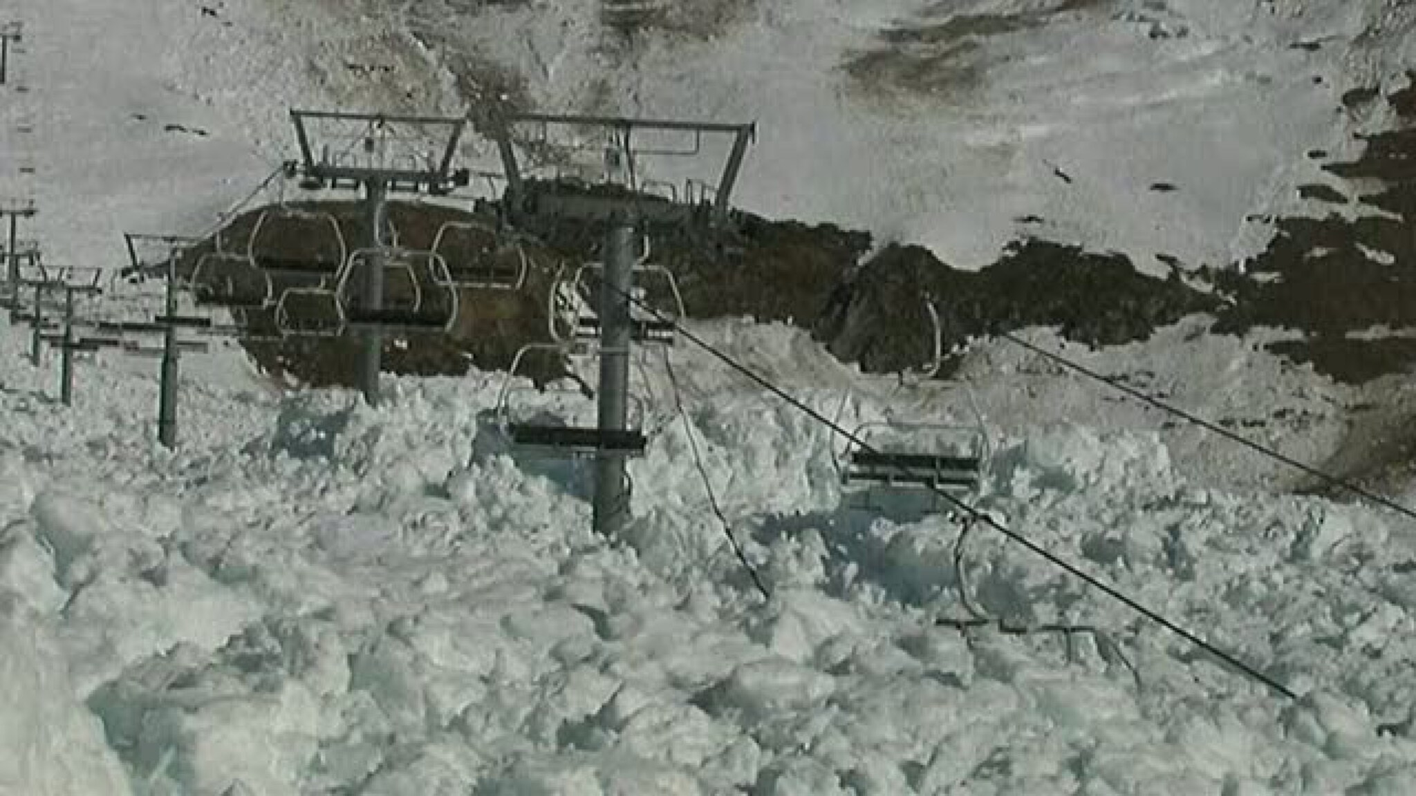 Her blir skiheisen tatt av snøskred