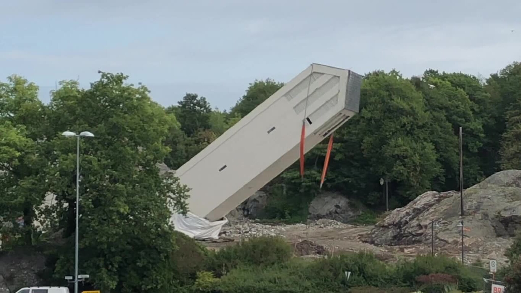 Her går kirketårnet på Flekkerøy i bakken