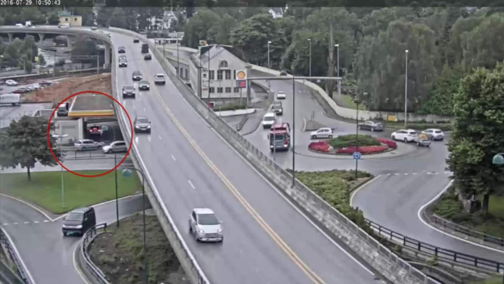 Her kjører de mot kjøreretningen, krasjer i parkert taxi og stikker av