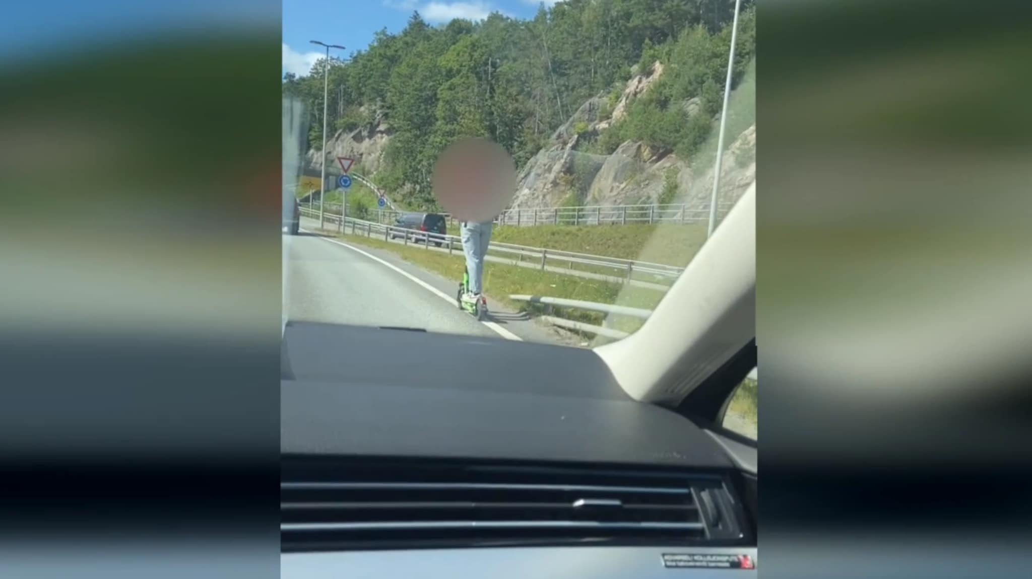 Her kjører han på el-sparkesykkel langs E 39