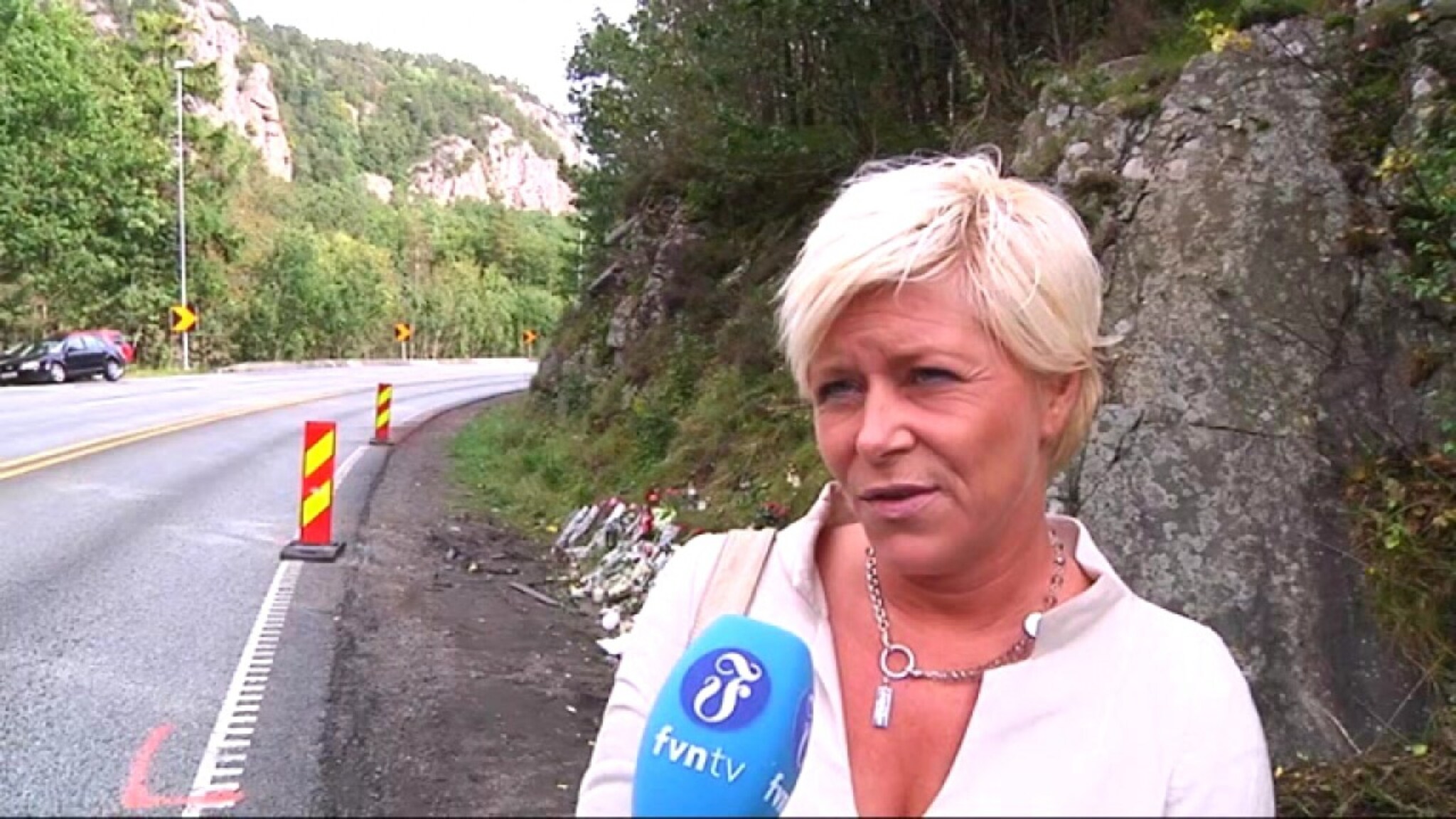 Siv Jensen og Åse Michaelsen på ulykkesstedet