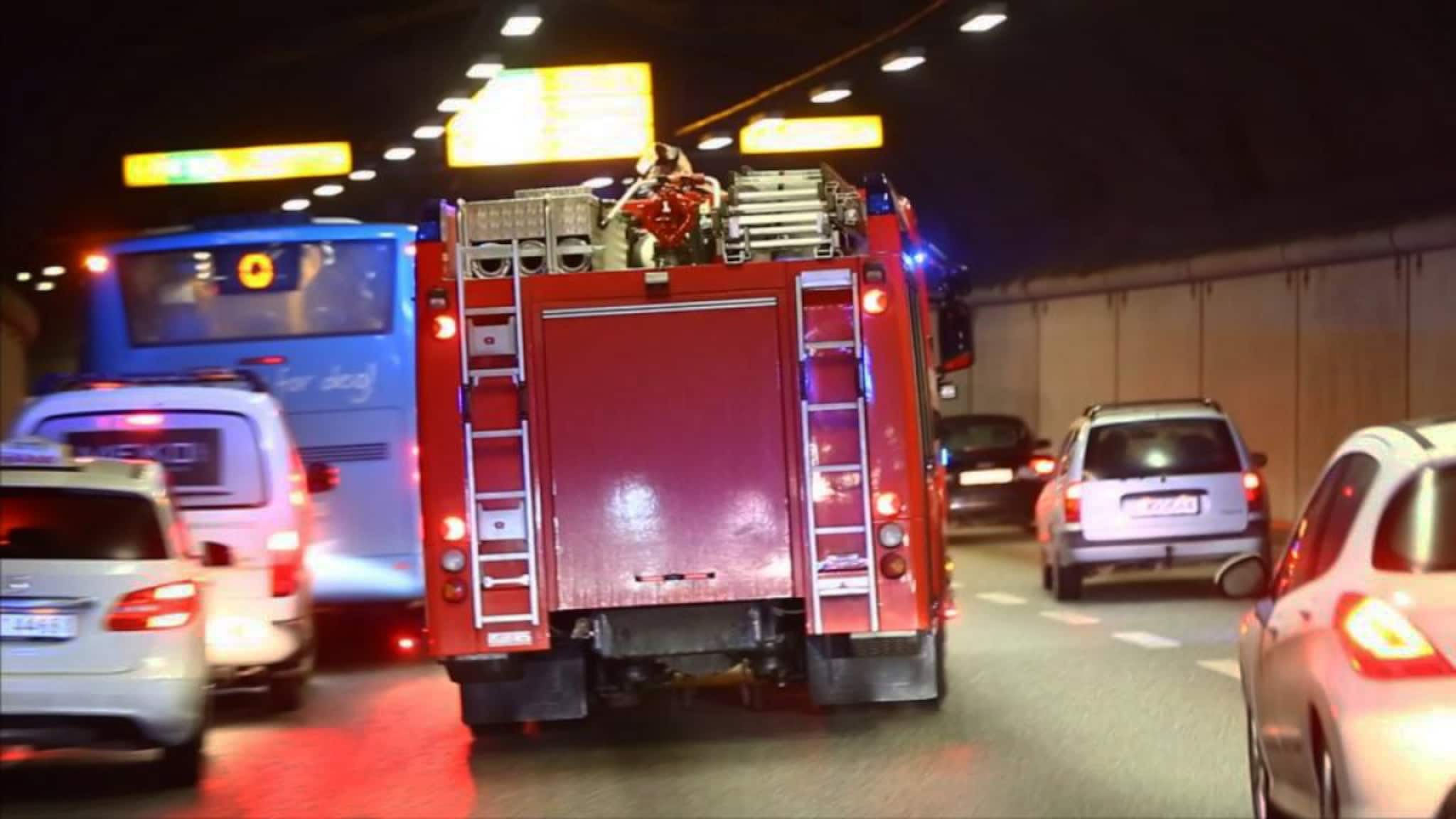 Brannvesenet står bom fast i rushtrafikken