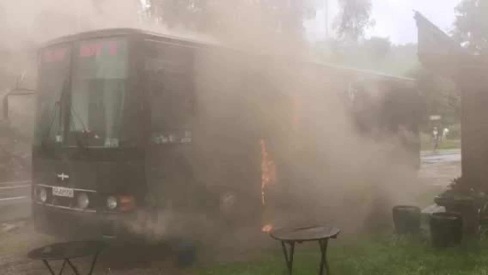 Her brenner bussen på Vehustoppen