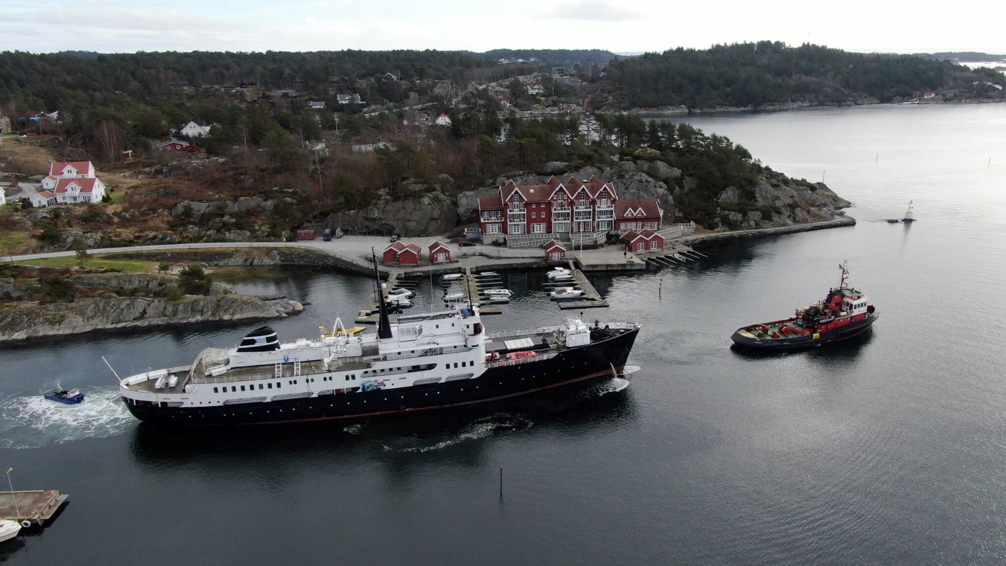 Se Sjøkurs bli tauet ut fra Kristiansand