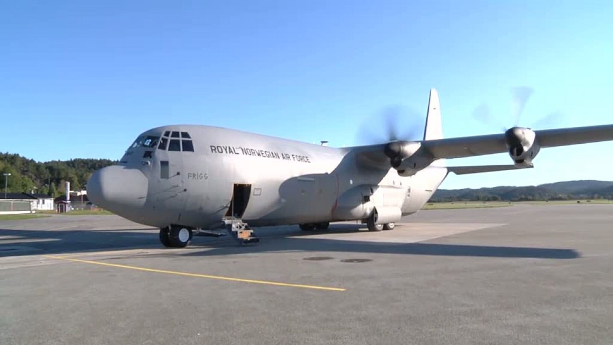 Se Hercules ta av fra Kjevik