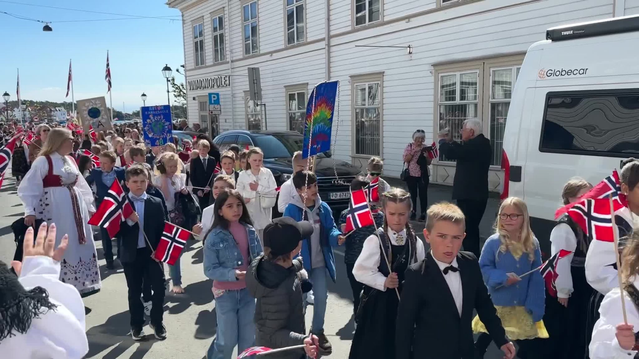 Risør barneskole i 17.mai-toget