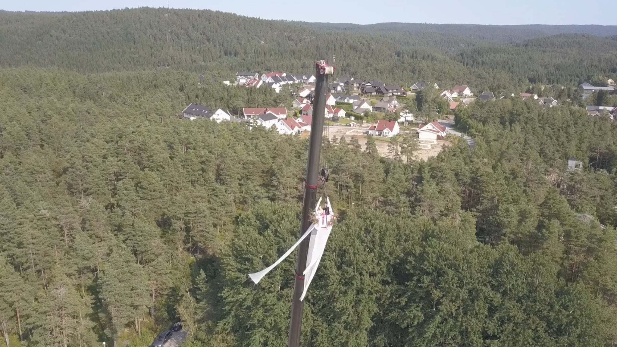 Brudepar i heisekran