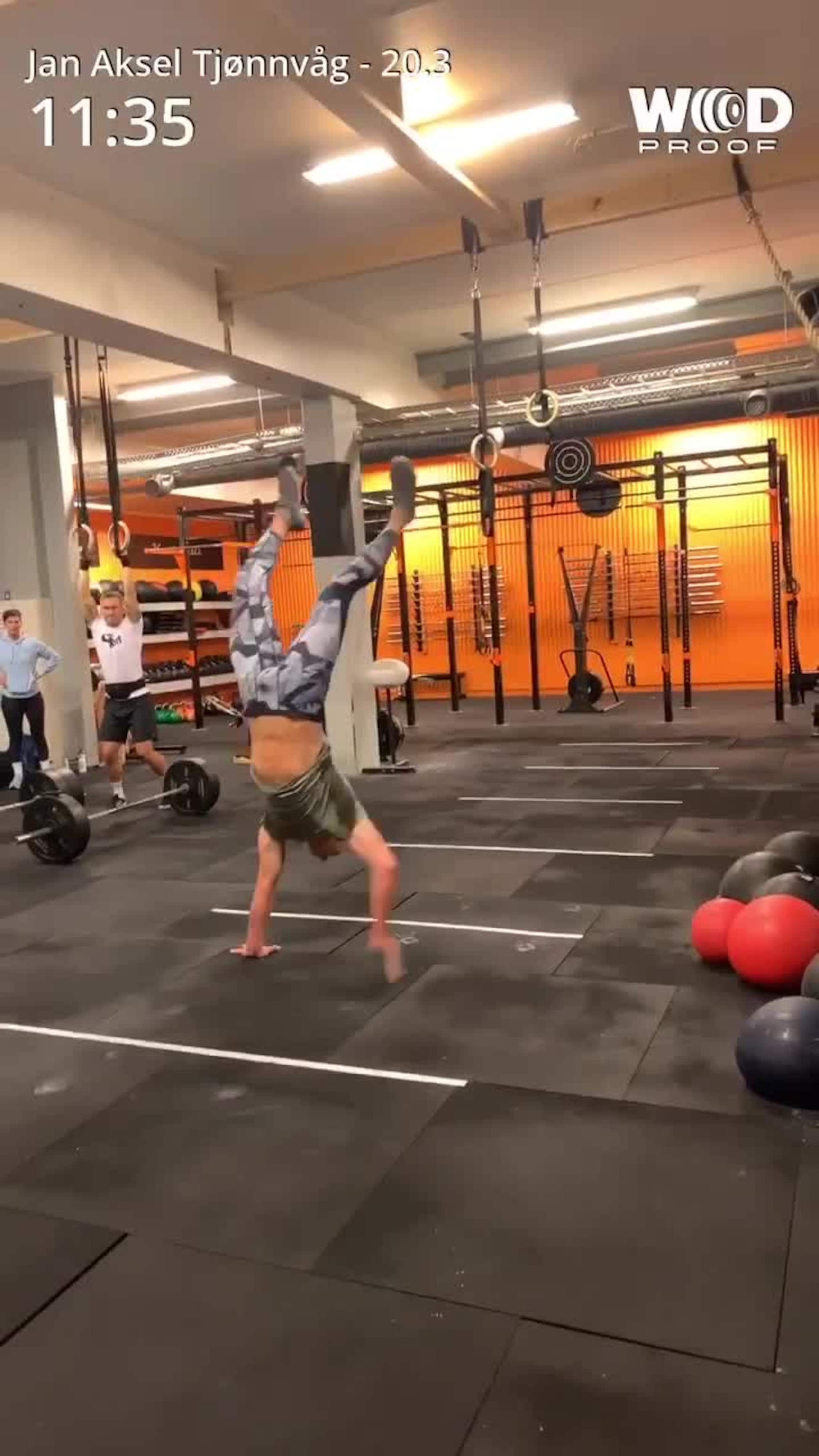 Jan Aksel Tjønnvåg går 7,5m på hendene