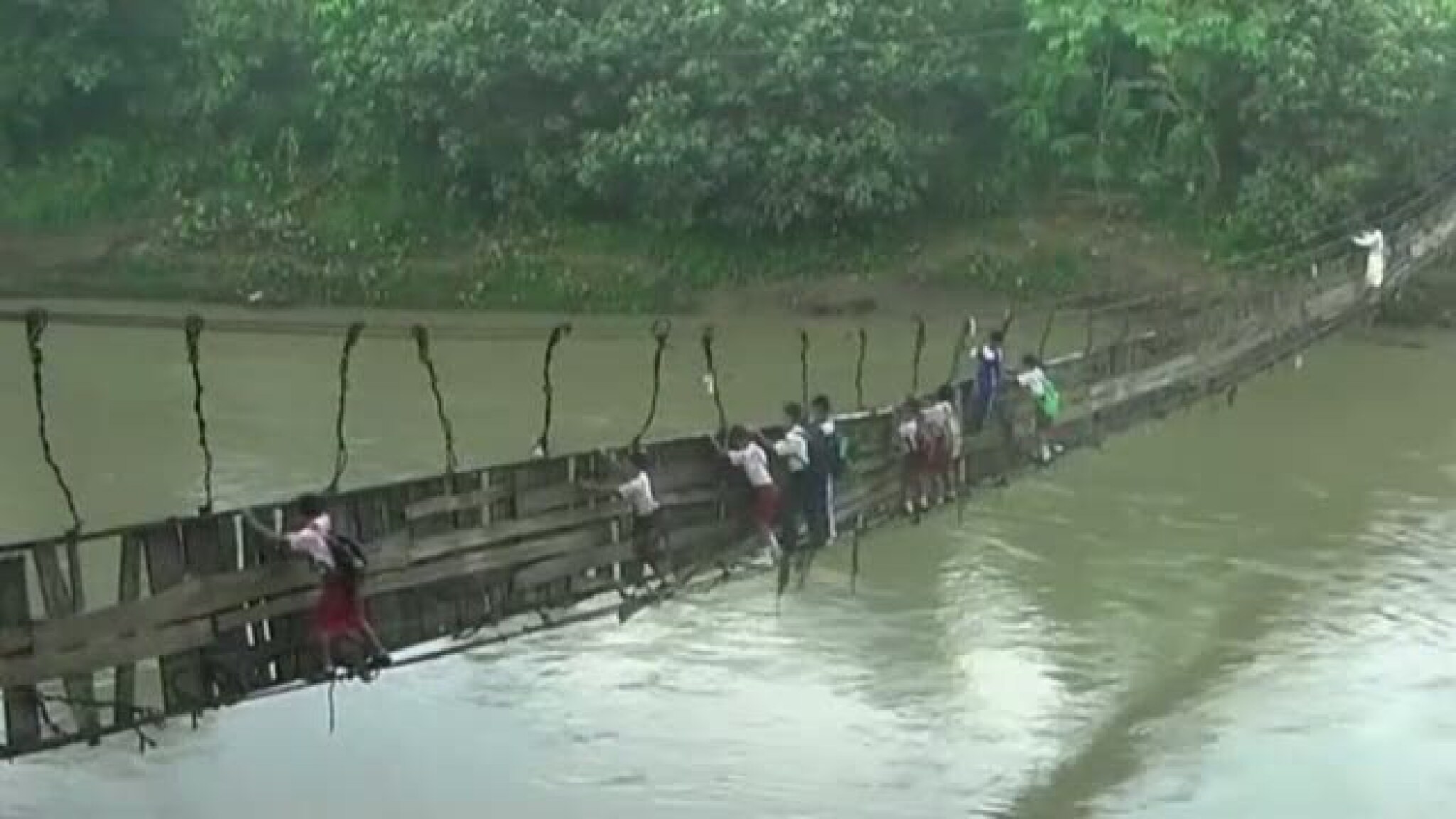 Risikerer livet på vei til skolen
