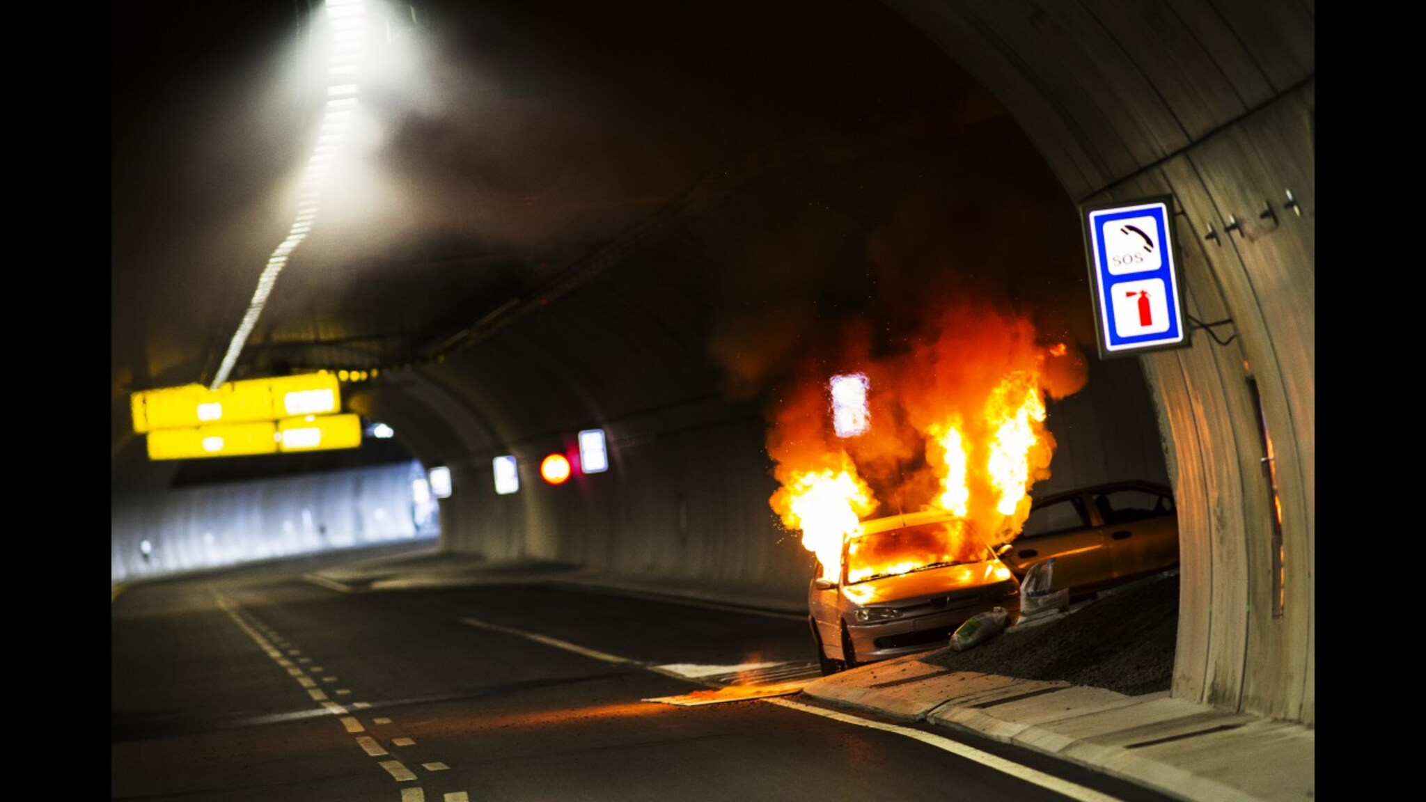 Her går bilen opp i flammer