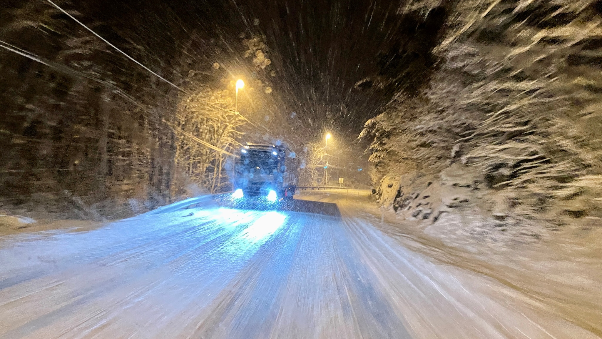 Direkte: Vi kjører E 39 mellom Mandal og Kristiansand i snøkaoset