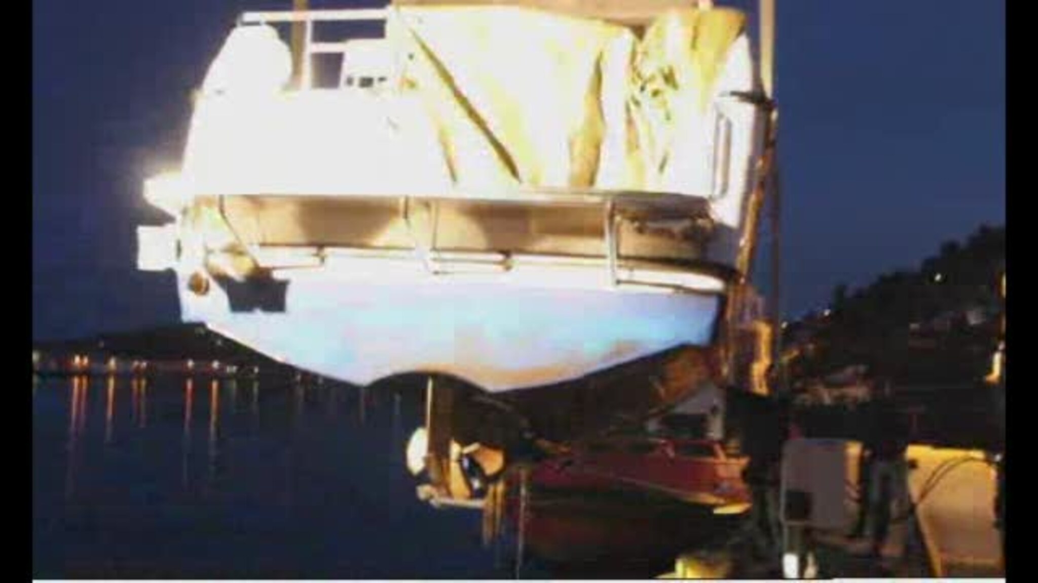 Havarert båt hevet på land