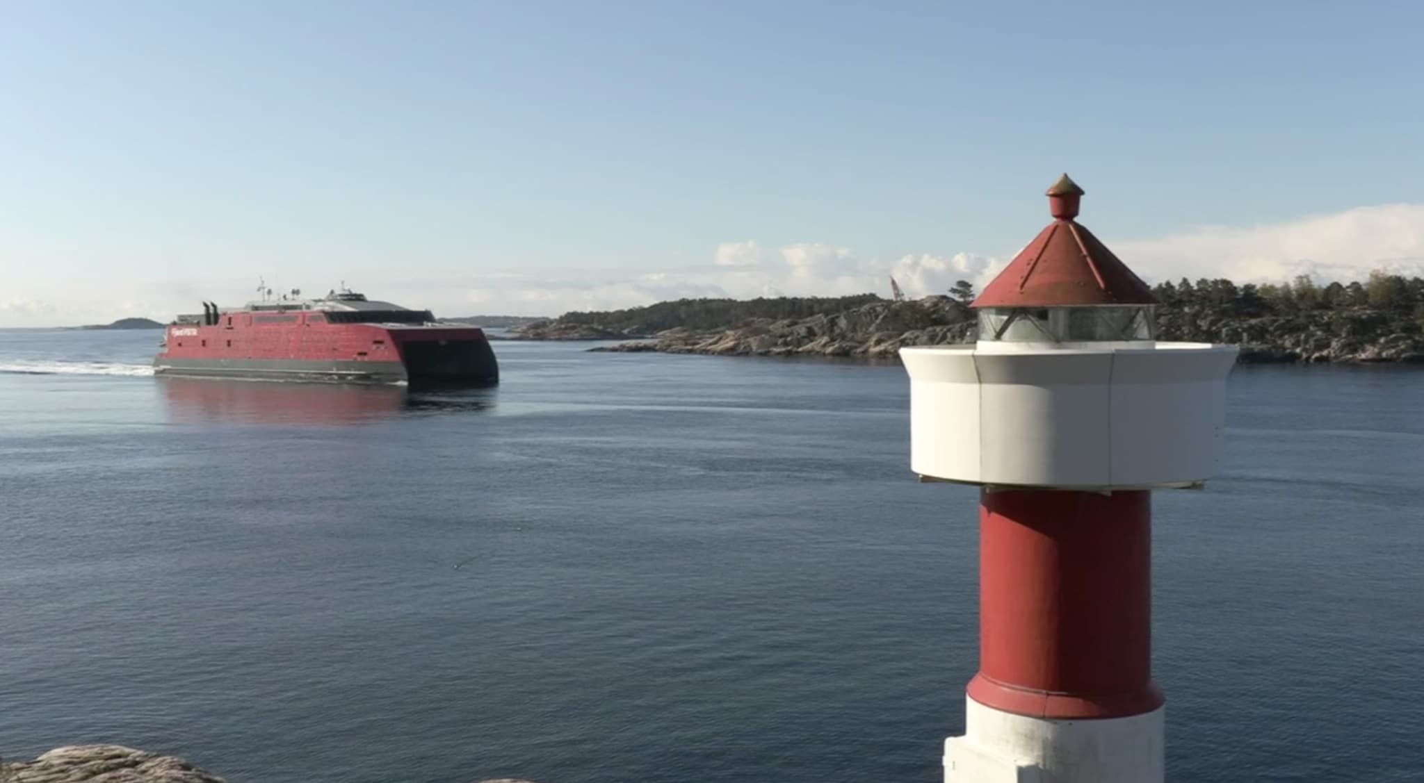 Se Fjord Lines nye katamaran kjøre forbi Odderøya