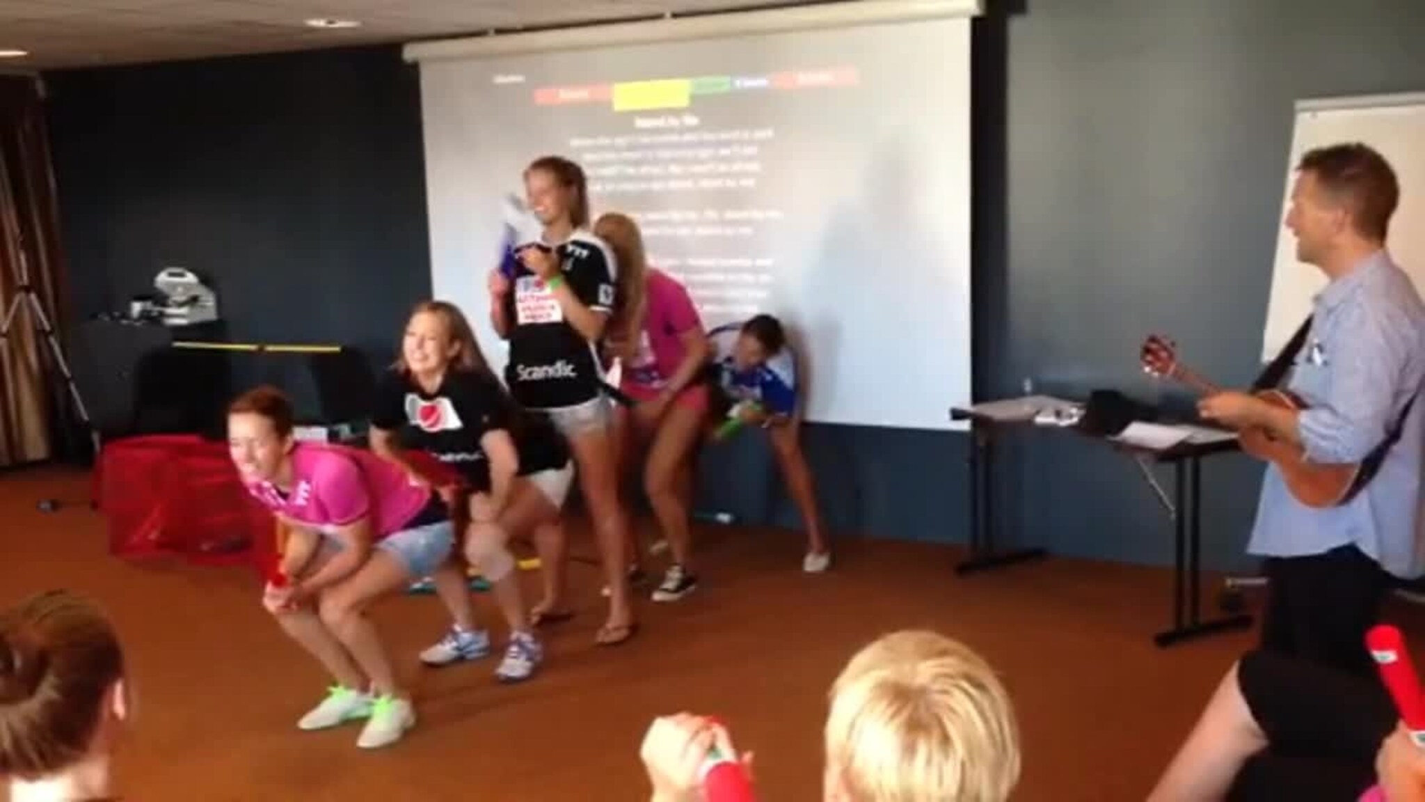 VIDEO: Her opptrer Vipers med boomwhackers