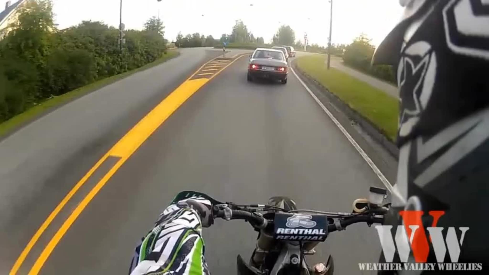 Stikker fra politiet - og skryter av det