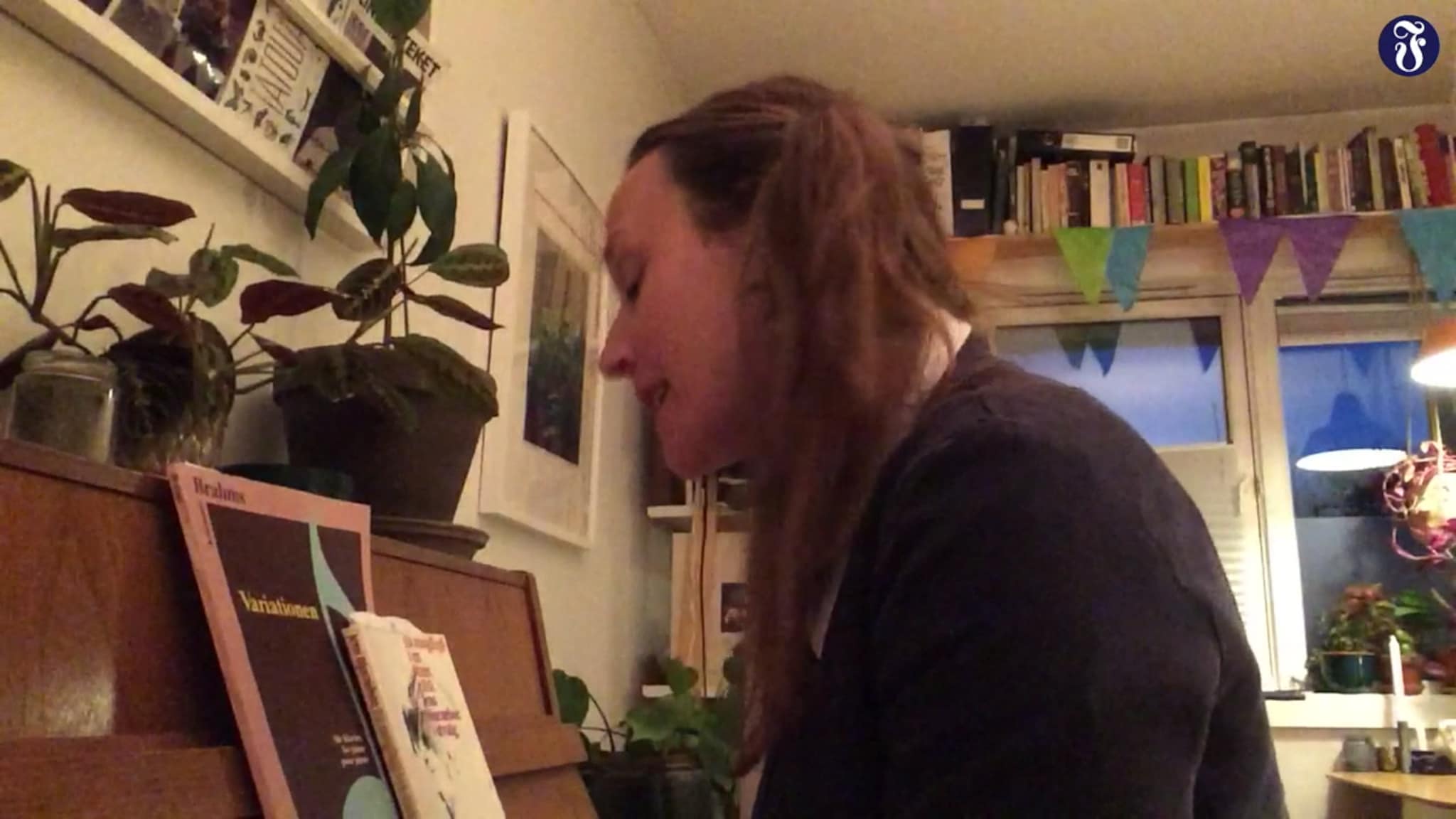 Video: Marte Wulff spiller "Morgensorgen" på småsurt piano