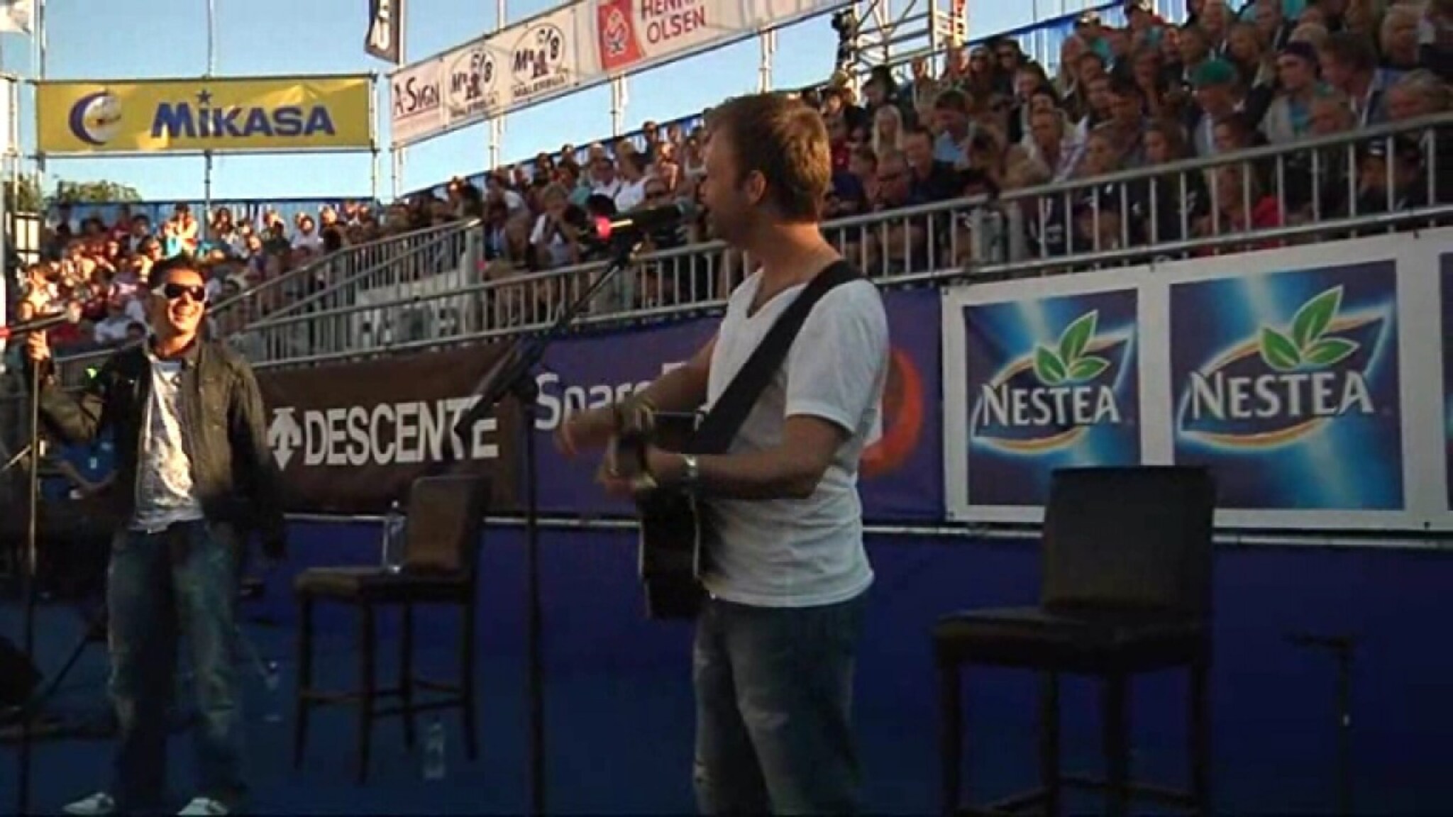 Se A1 spille sin nye singel: