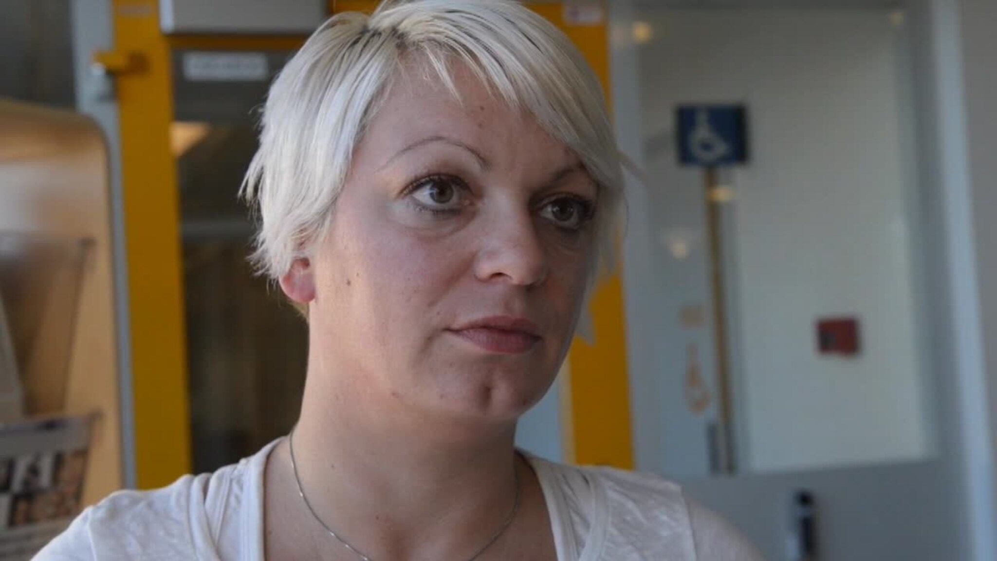 - Lå ned med et svært hull i ansiktet