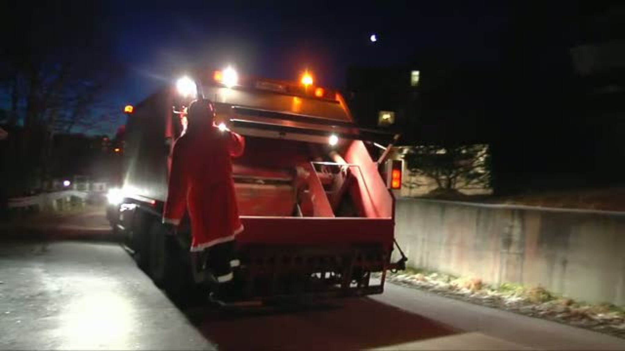 Her samler julenissen inn søppel