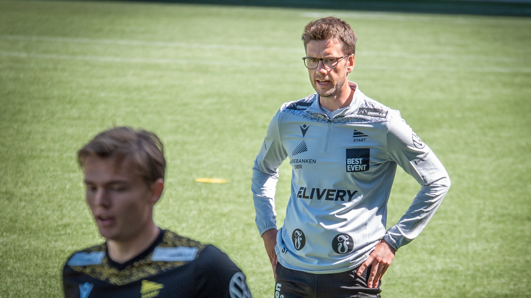 Tjelmeland leder sin første trening. Se vår sending