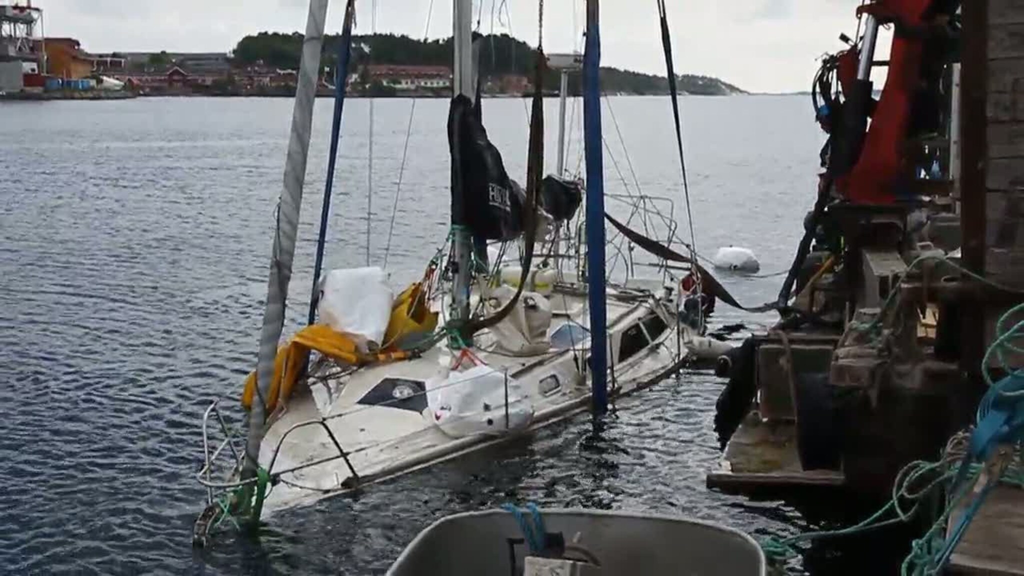 Seilbåt måtte heves fra 20 meters dyp