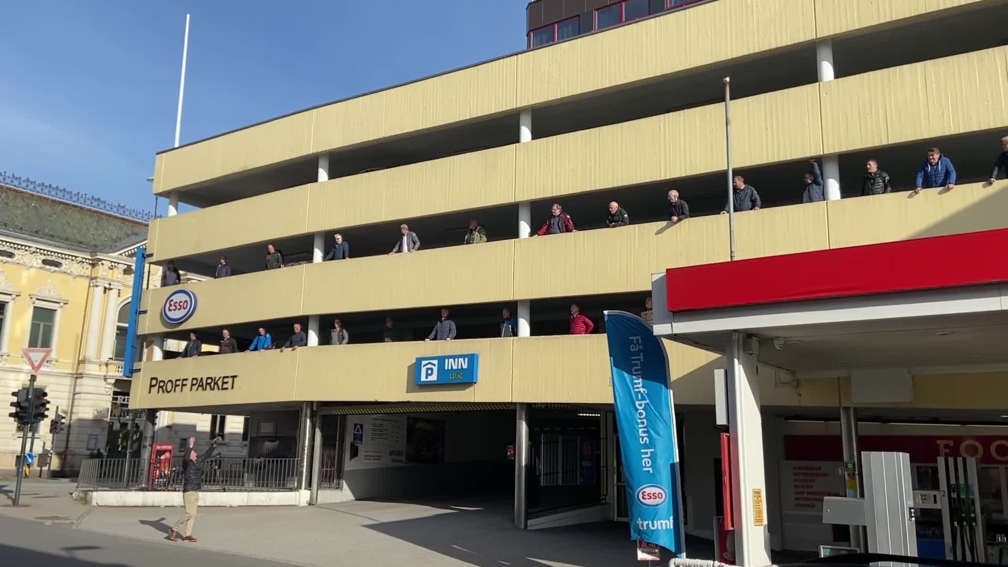 Gaasehud mannskor synger i parkeringsanlegget