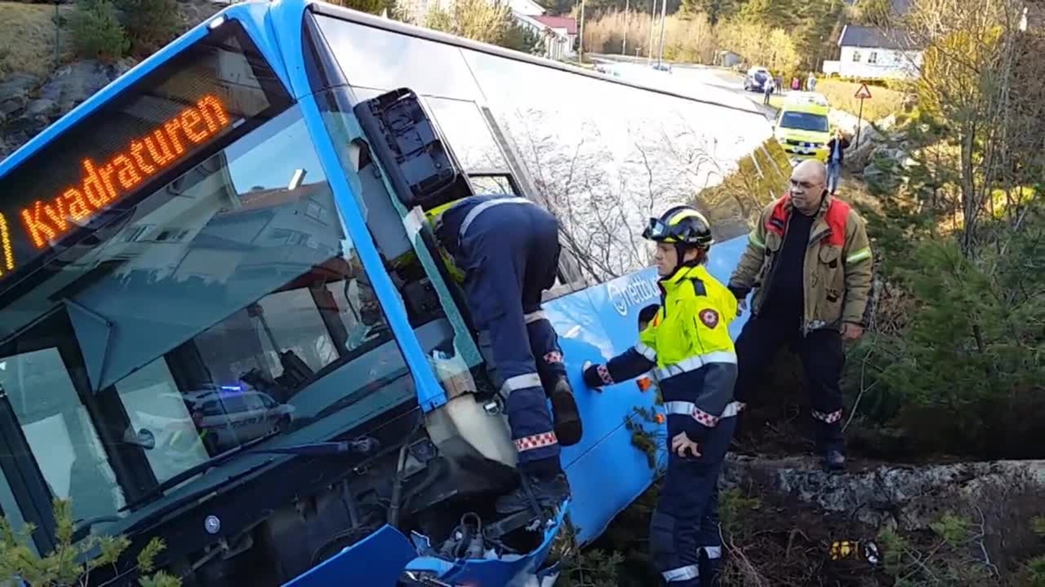 Buss utfor veien på Hellemyr