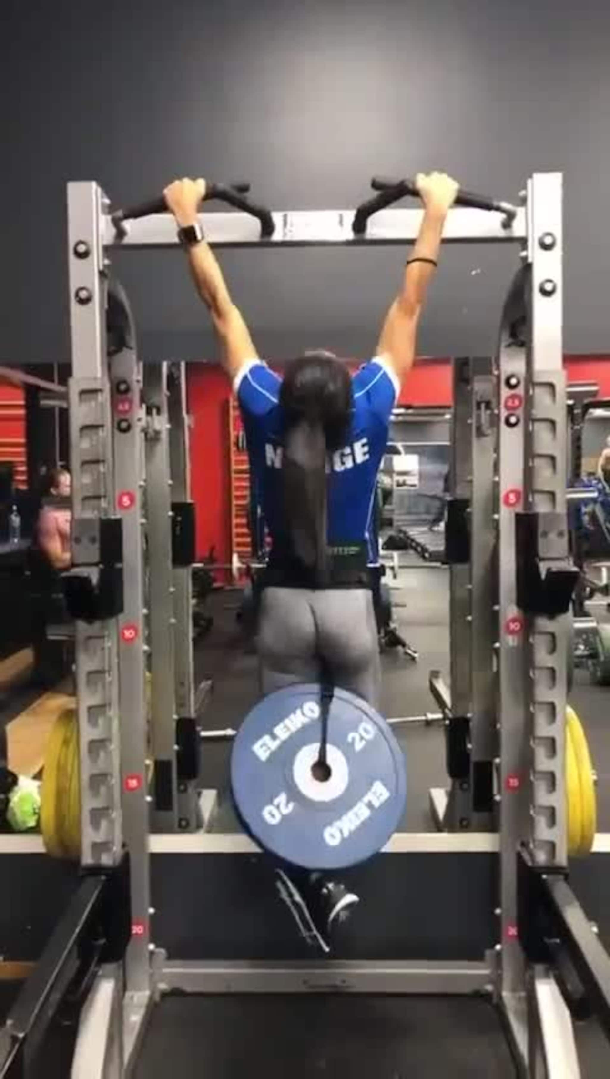 Sakar Hamawandi med 5 pullups og 20 kilo ekstra vekt
