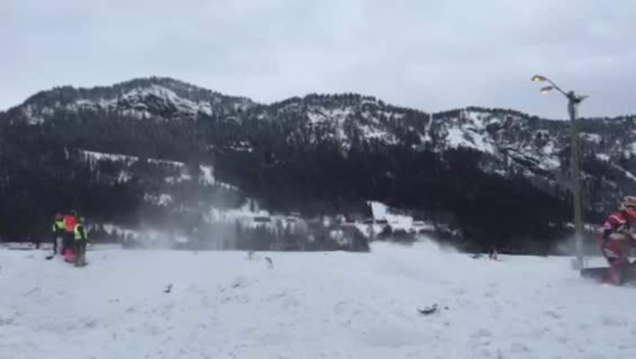 Se snøscooterne fly over hoppene i Valle