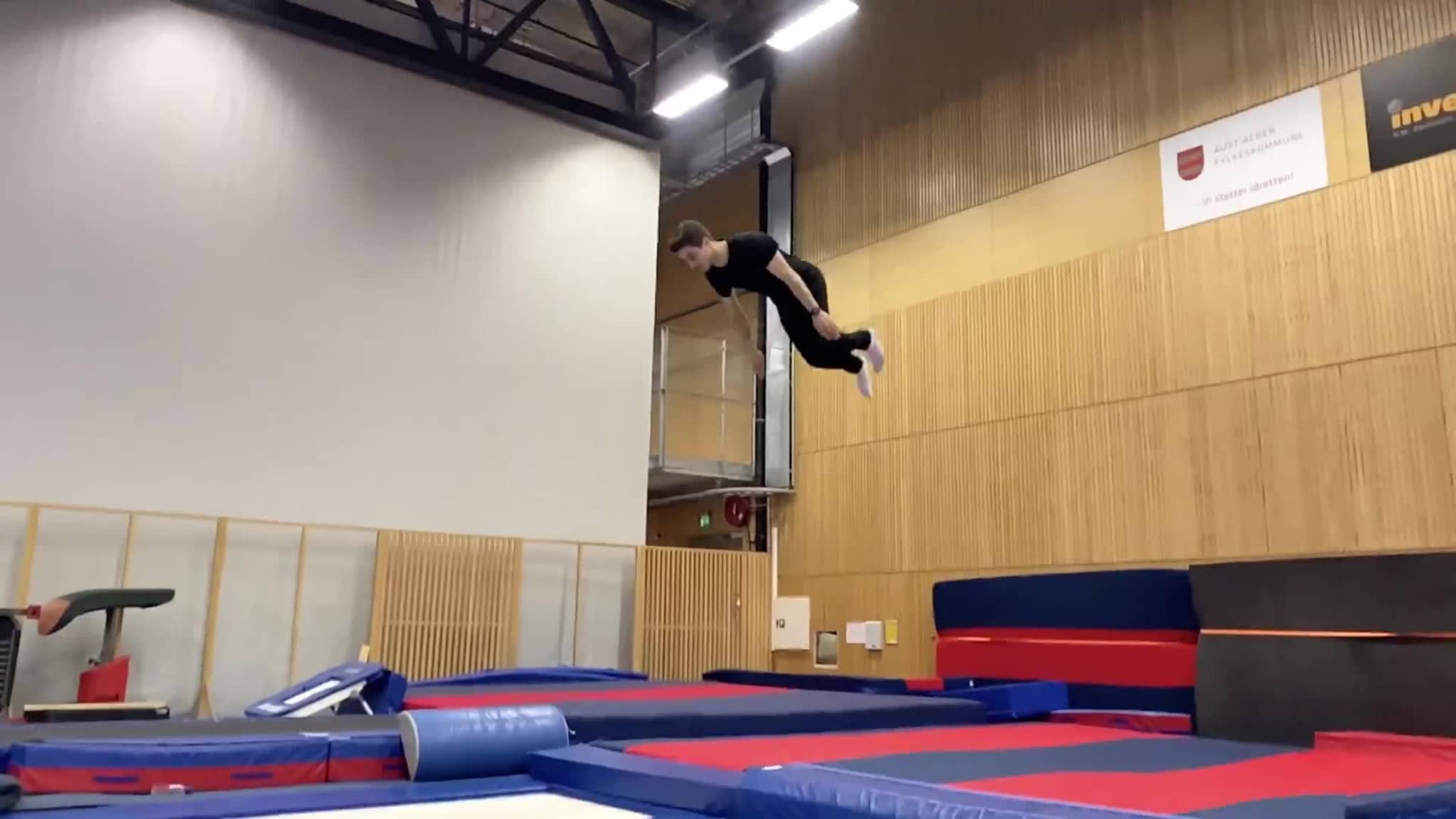Knut Skogeng gjør en dobbel strak salto med seks skruer