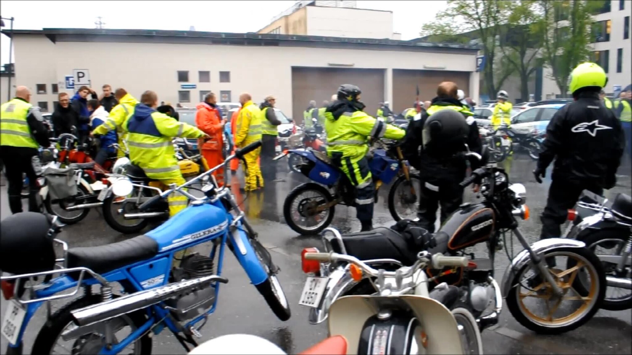 Se mopedkaoset ved Snadderkiosken