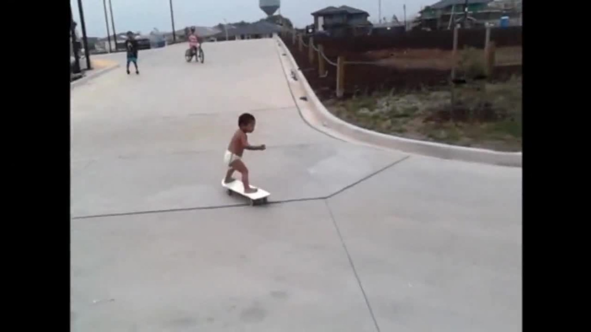 Se den to år gamle skateboard-babyen